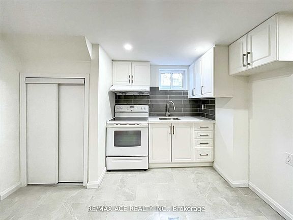 3rd image of 246 Horsham Ave #Basement