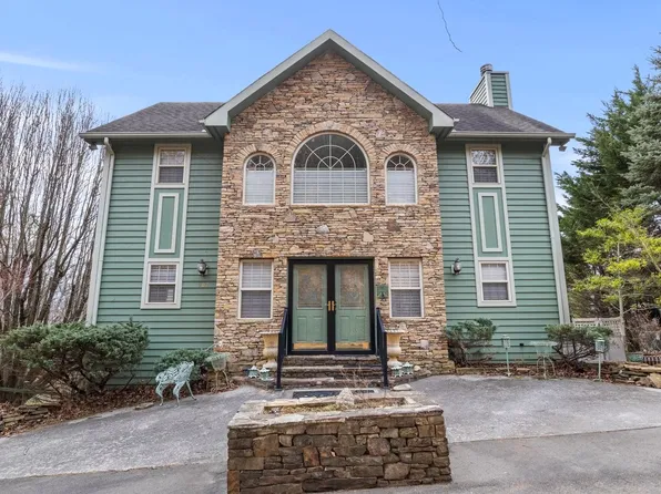 907 Smoky Bears Way, Gatlinburg, TN 37738