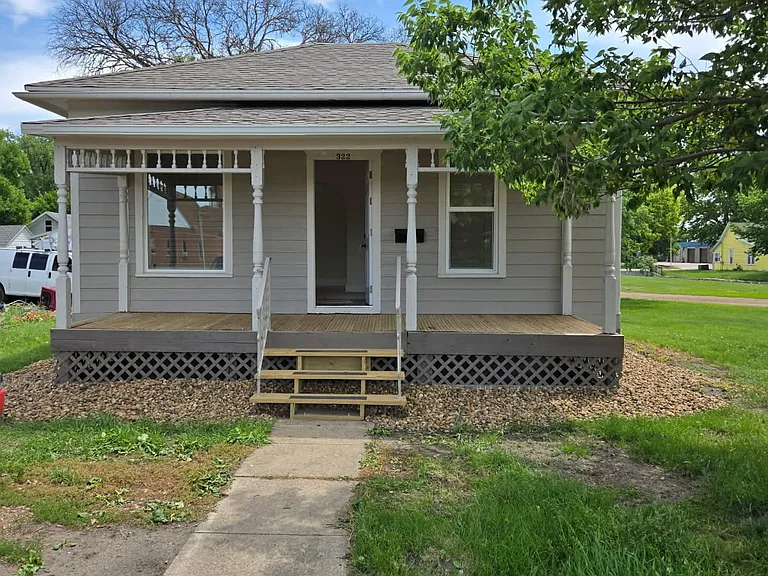 322 N Harth Ave — Photo 1
