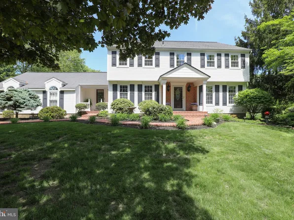 8 Tiffany Dr, Perkasie, PA 18944