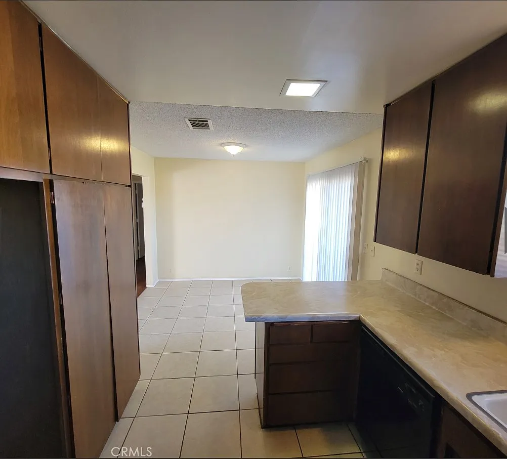 2 bed, 1000 sqft, $1,550 — Photo 4