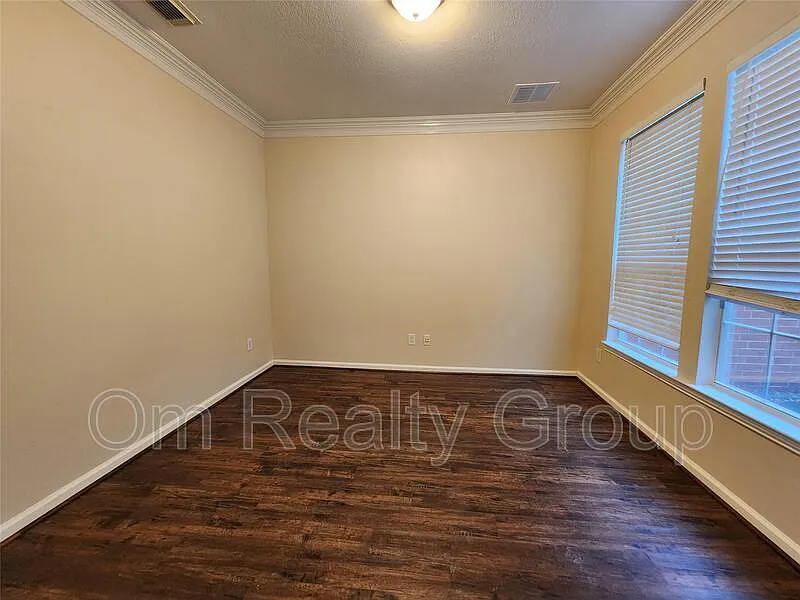 5 bed, 3.5 bath, 3625 sqft, $3,295 — Photo 4