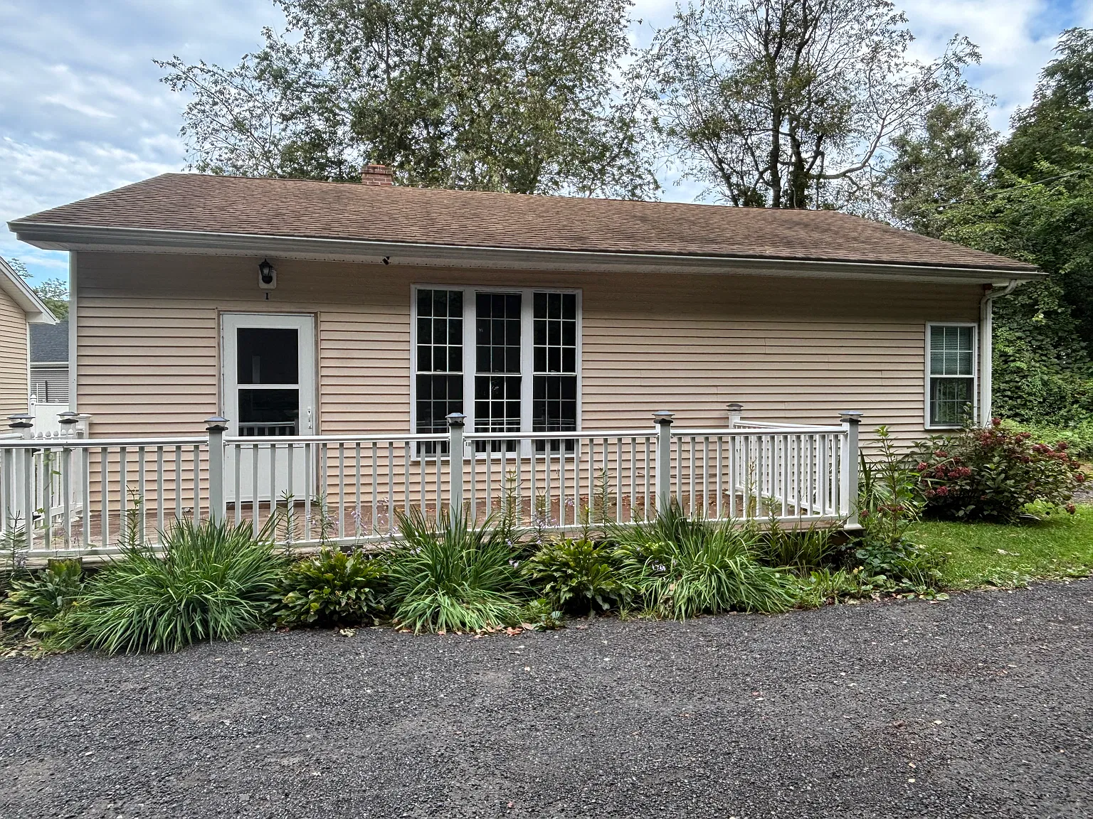 3 bed, 972 sqft, $2,400 — Photo 2
