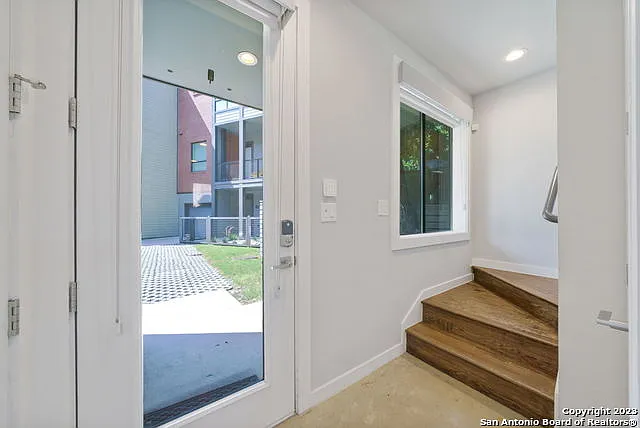 1136 E Euclid Ave — Photo 2