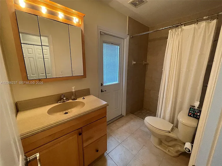 9301 SW 54th St — Photo 15