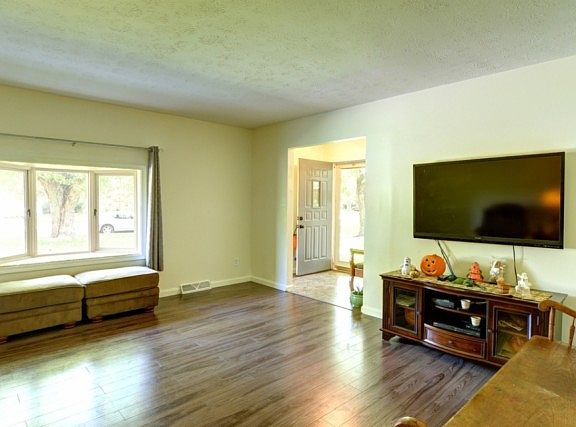 5th image of 8579 Twincreek Dr