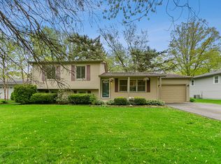 3S109 Sequoia Dr, Glen Ellyn, IL 60137