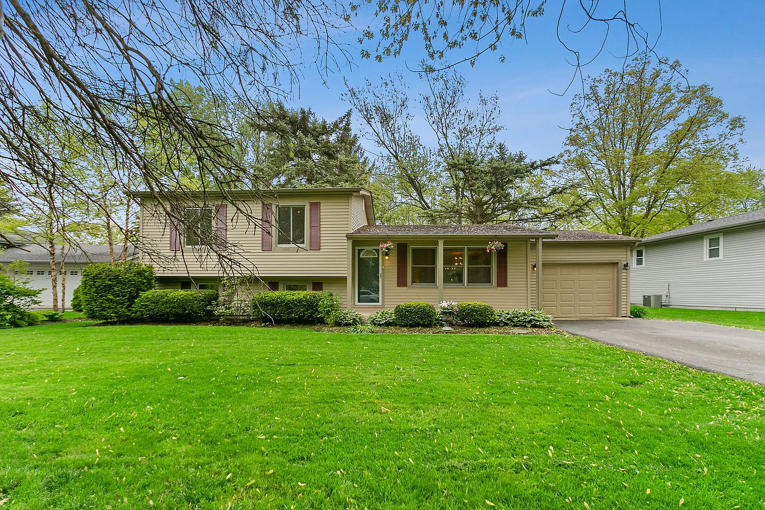 3S109 Sequoia Dr photo 1