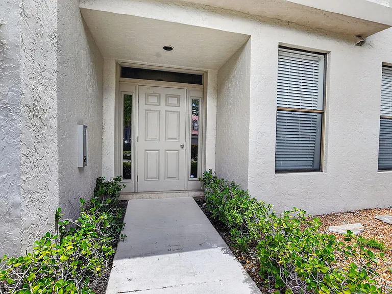 5801 Coach House Cir #E — Photo 22