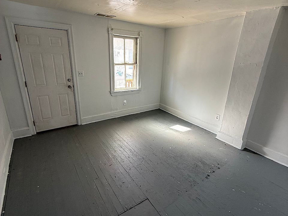 1st image of 32 1/2 North St