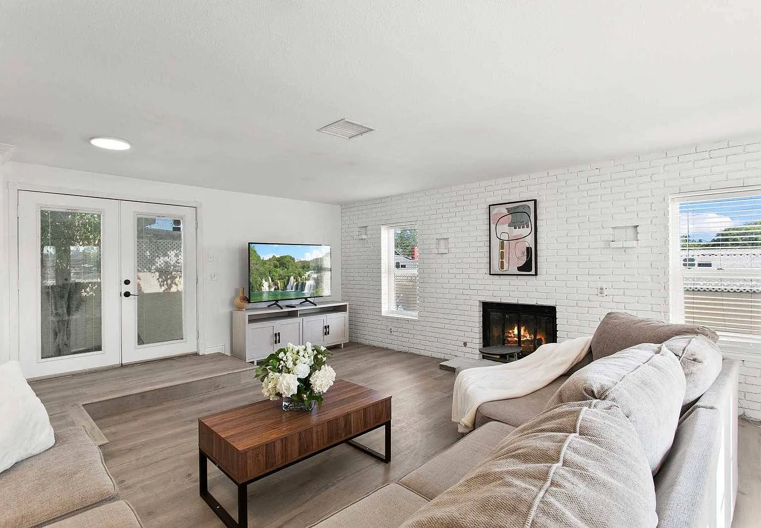 4 bed, 2.5 bath, 2340 sqft, $6,800 — Photo 2
