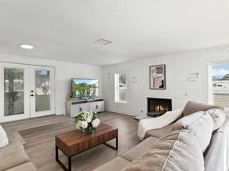 1424 Winn Dr W — Photo 2