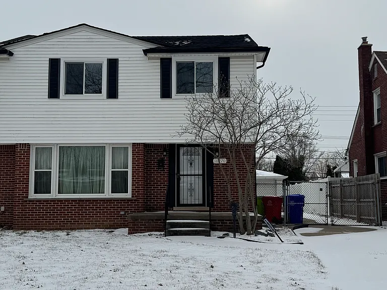18270 Spring Ct S — Photo 1