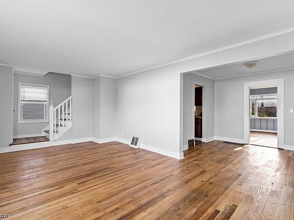 5th image of 947 Roslyn Ave