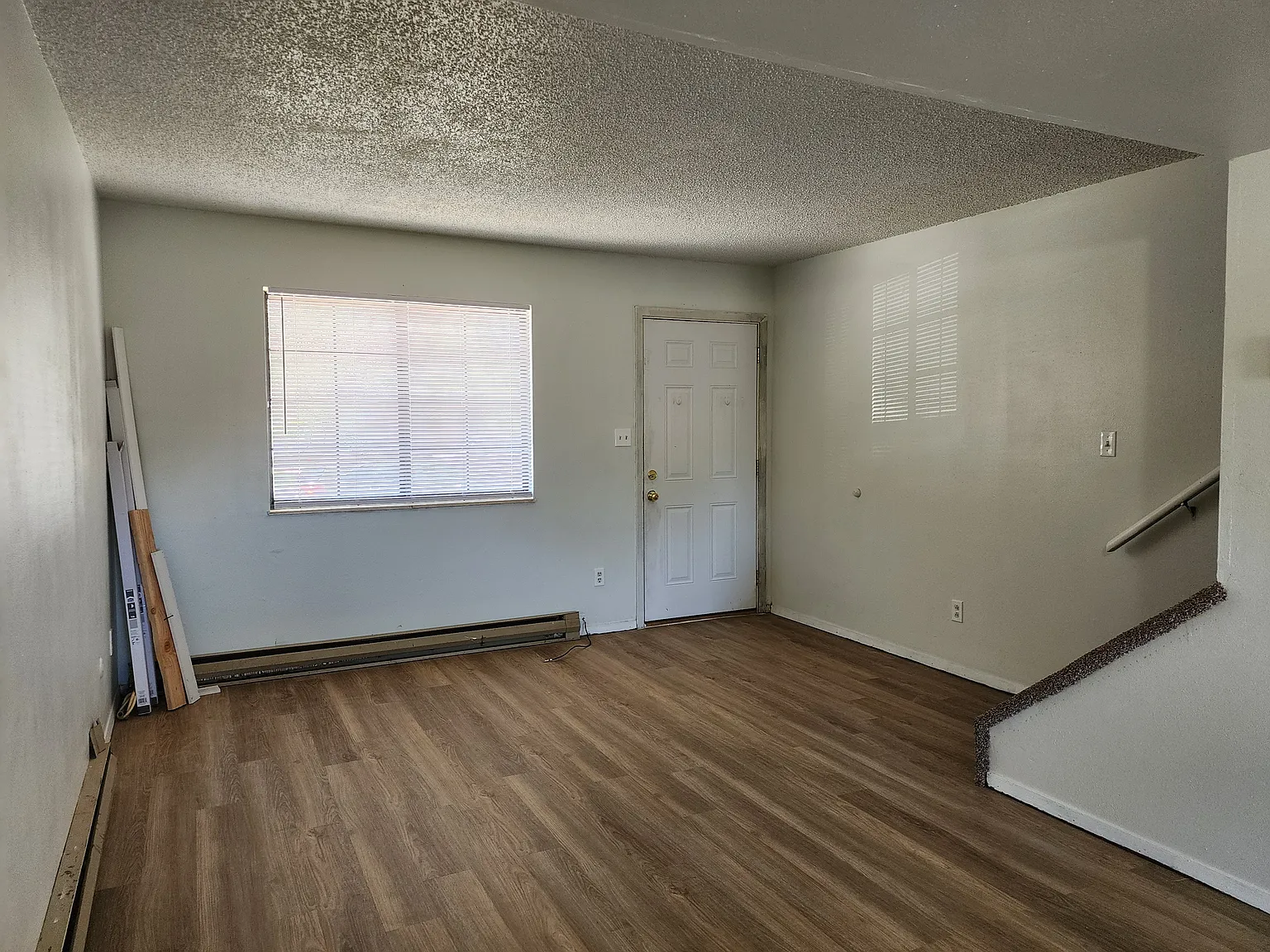 2 bed, 1.5 bath, 987 sqft, $1,200 — Photo 2