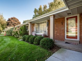 2201 W Apple Tree Rd, Glendale, WI 53209