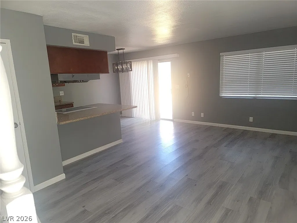 2 bed, 1.5 bath, 1008 sqft, $1,300 — Photo 2