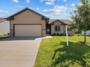 785 Waveland Dr, Marion, IA 52302