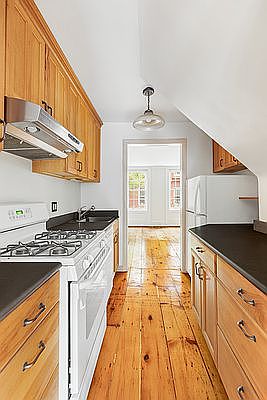 3rd image of 180 Waverly Pl #2