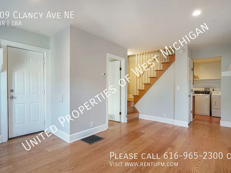 709 Clancy Ave NE — Photo 3