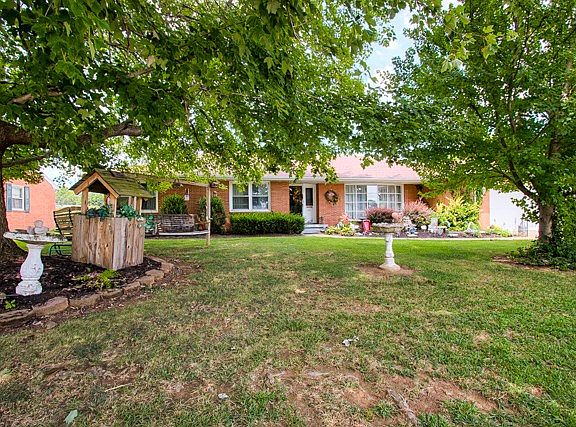 3rd image of 927 Standish Pl S