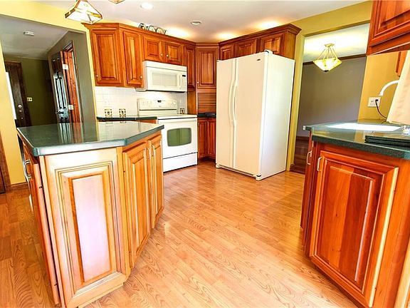 5th image of 221 Rolling Green Ln