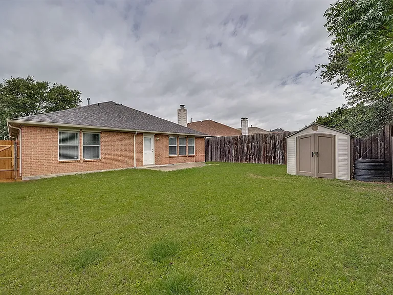 202 Trenton Dr — Photo 9