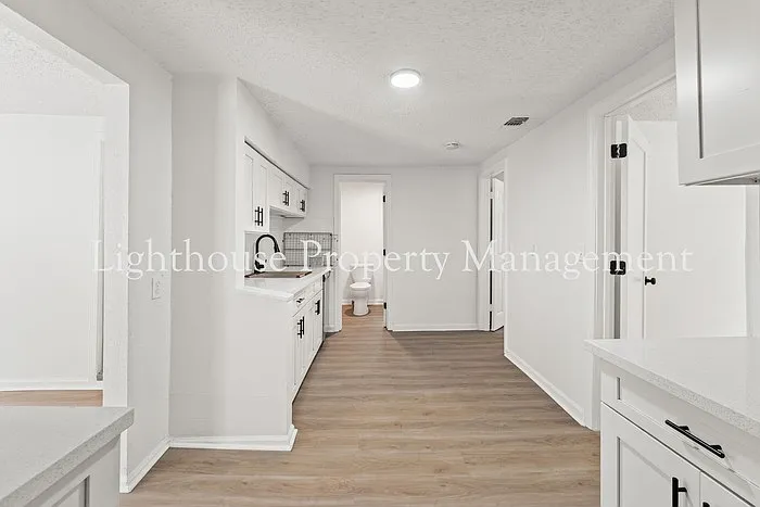 1021 Woodstock Ave — Photo 6