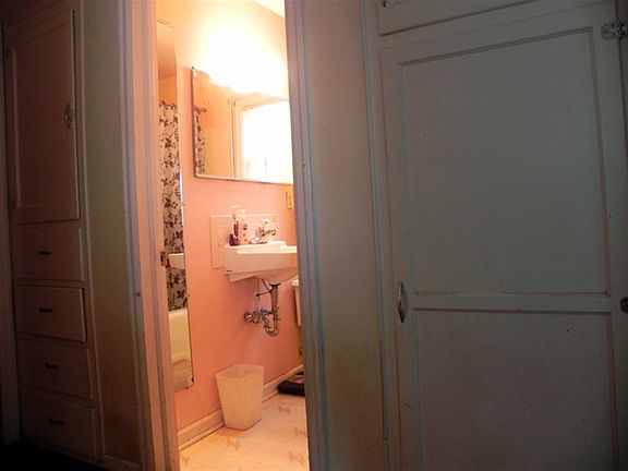 5th image of 1421 E Ord St