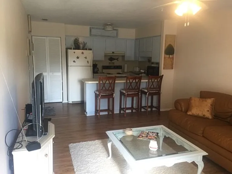 810 Kings Ct #B — Photo 6