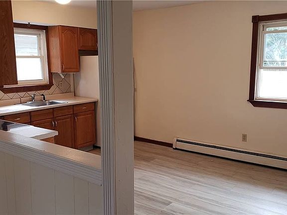 4th image of 32 Lafayette Dr
