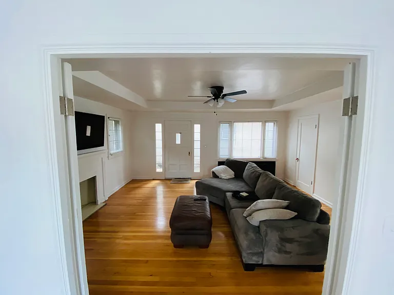 2445 Custer Ave — Photo 3