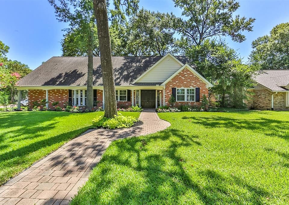 Honey...STOP THE CAR!! Gorgeous 5 bedroom, 2/2 bath home located in the Energy Corridor.