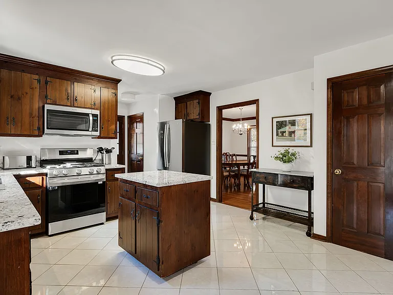 9621 Peppertree Dr — Photo 5