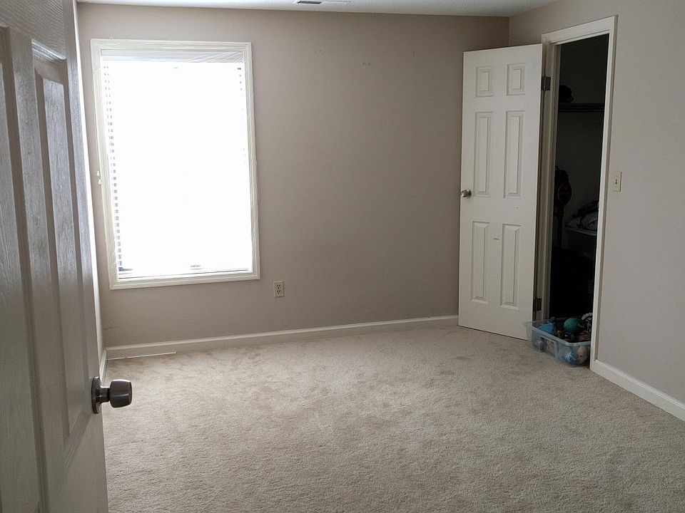 carpeted room (~16ft x 10ft) w/ walk-in closet (~4ft x 5ft)