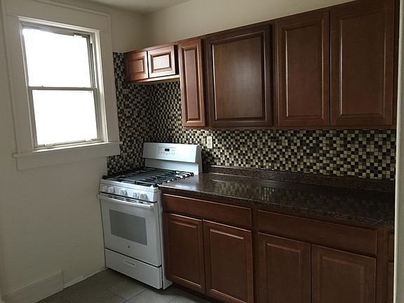 3rd image of 409 High St APT 10