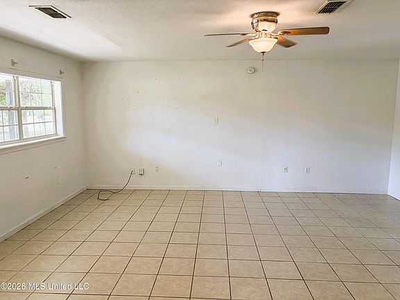 4th image of 13 Linda Ln