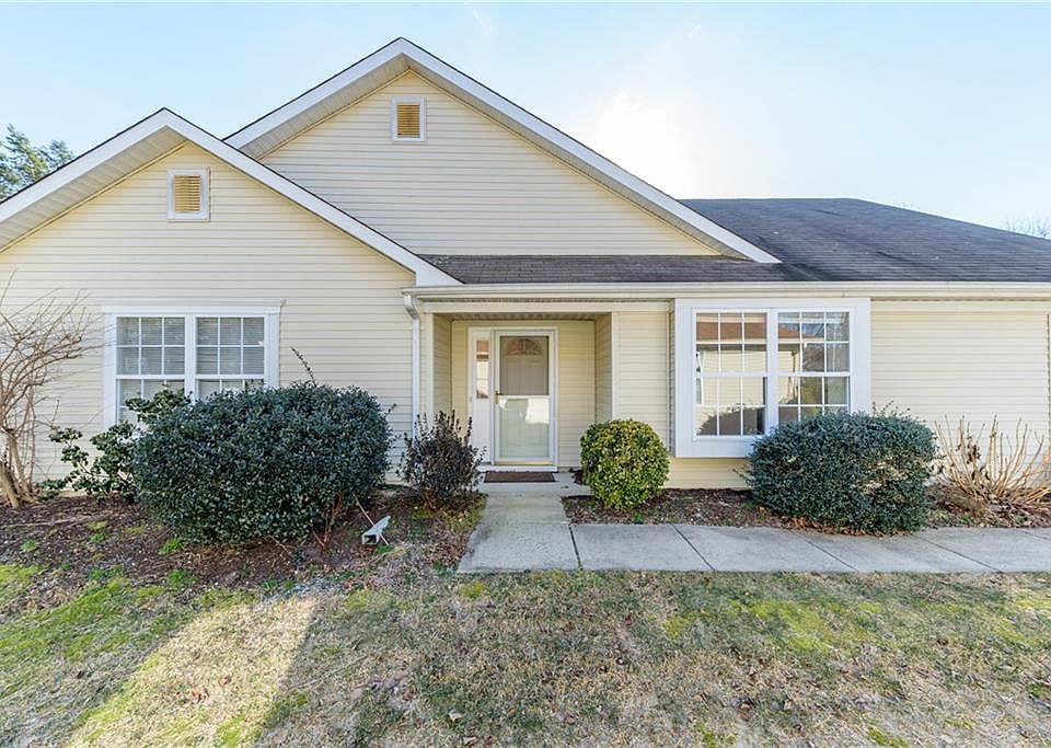 1st image of 2422 Woodbine Ln