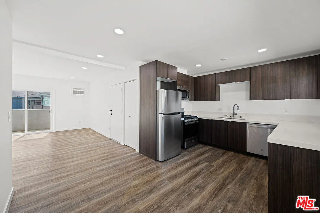 3 bed, 2.0 bath, 1200 sqft, $3,645 — Photo 2