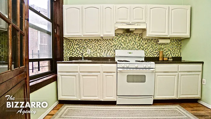 Sold by Bizzarro Agency | media 3