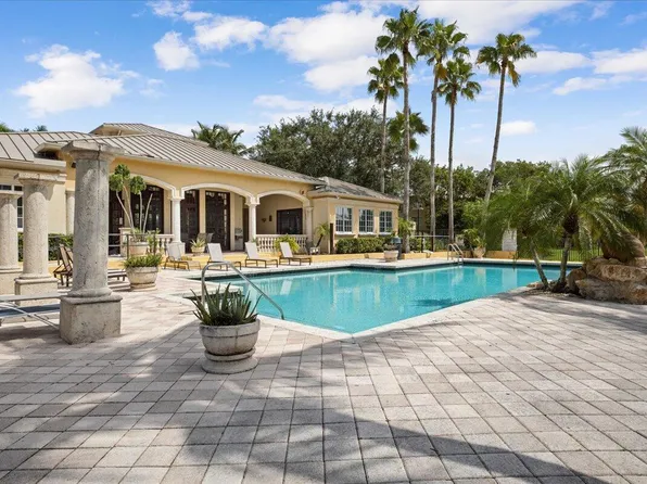 200 Crestwood Ct N, Royal Palm Beach, FL