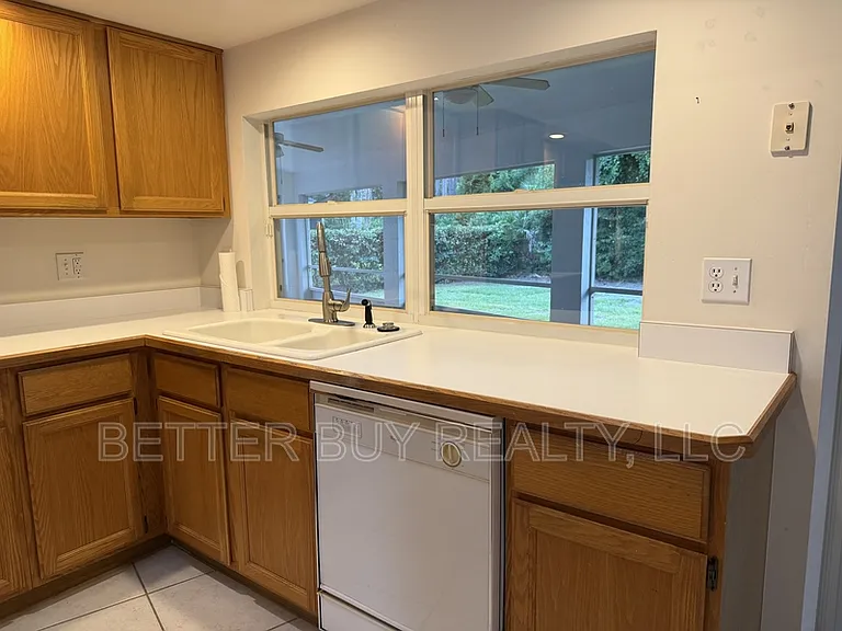 81 Boston Ln — Photo 13