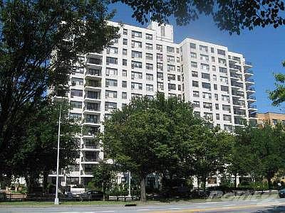 24 HR DOORMAN, SWIMMING POOL... CLOSE TO SHOPPING & TRANSPORTATION!