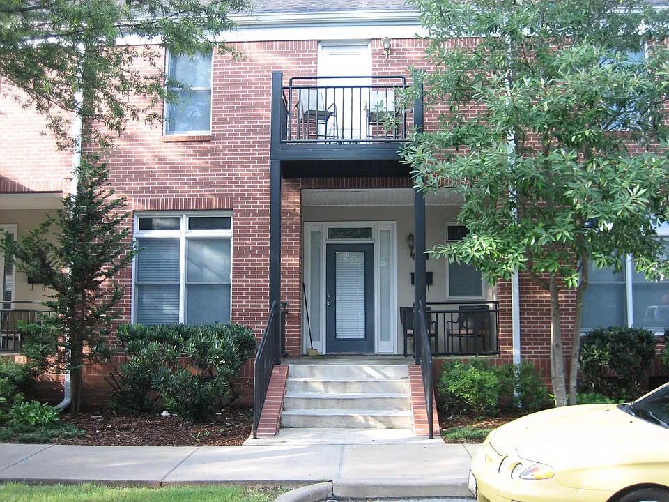 210 W 17th St