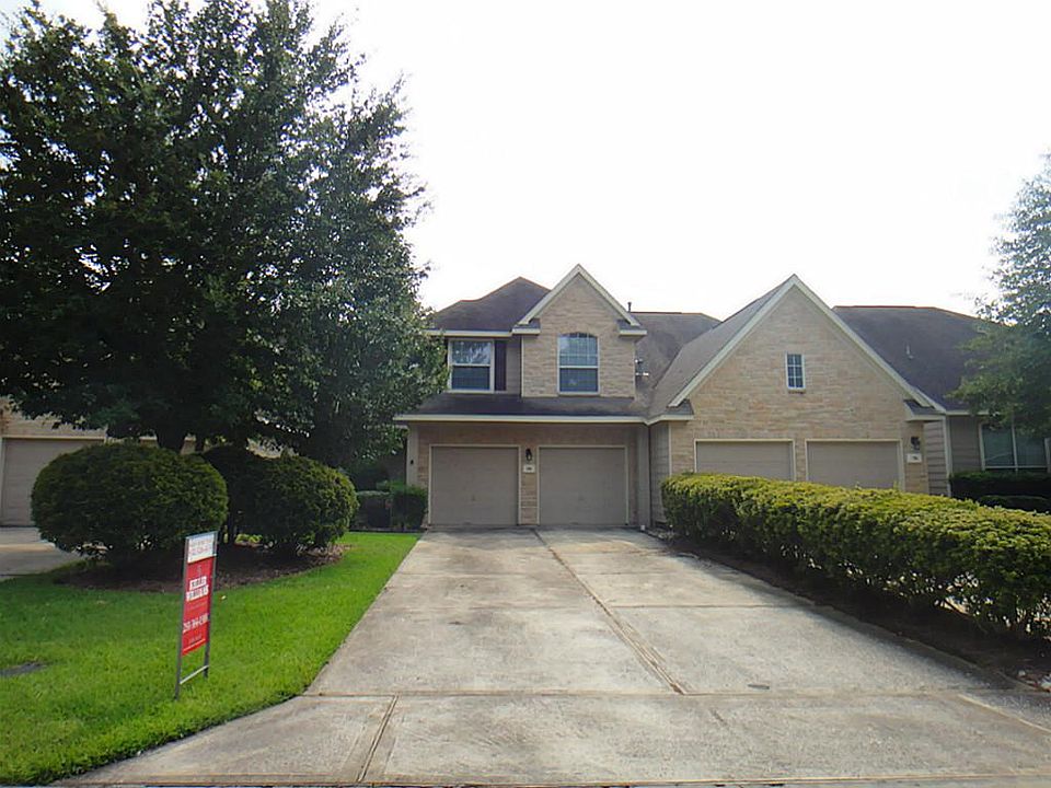 Welcome home to the heart of the prestigious Woodlands! This upgraded Ryland townhouse offers 3 bedr