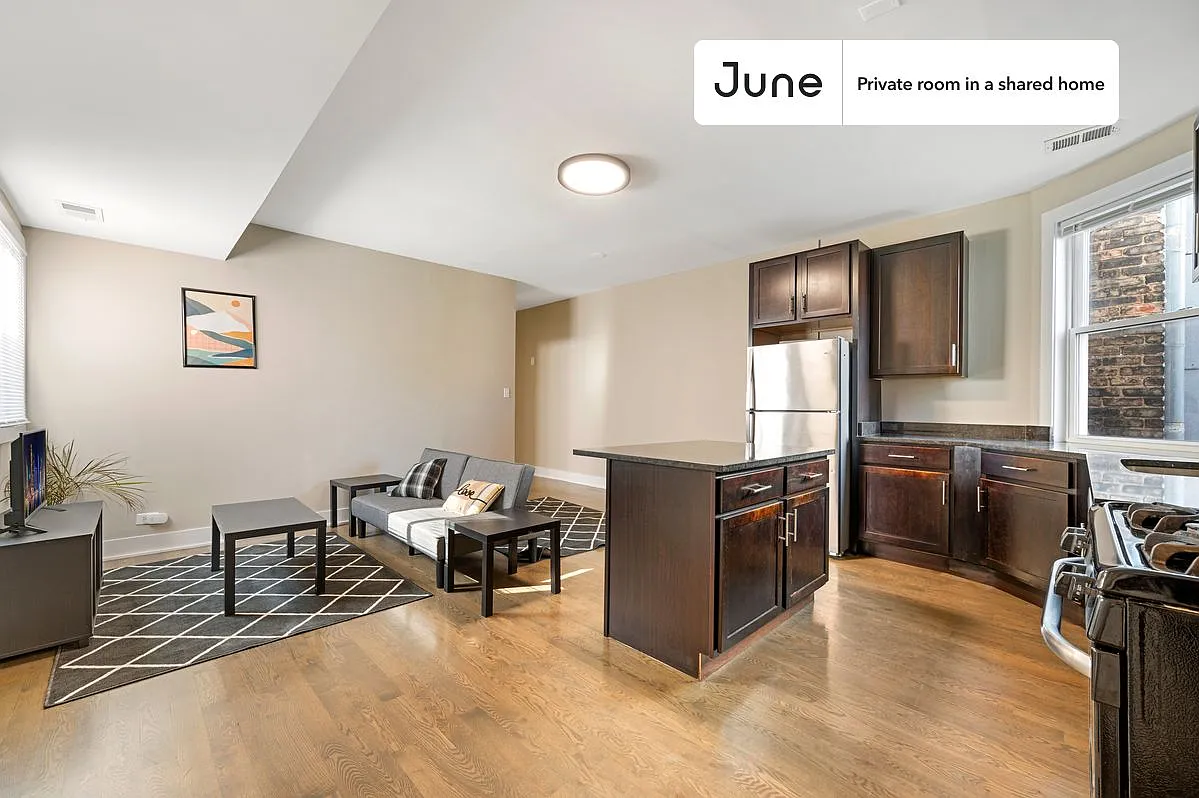 Building Photo - 3308 W Armitage Ave #C