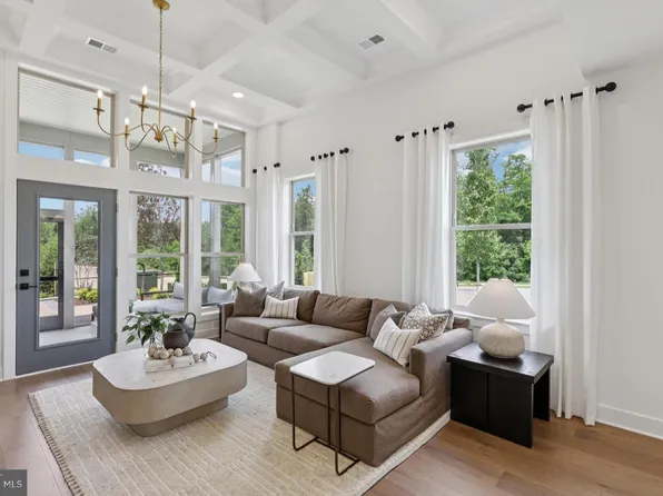 6152 Amber Ln, Haymarket, VA 20169