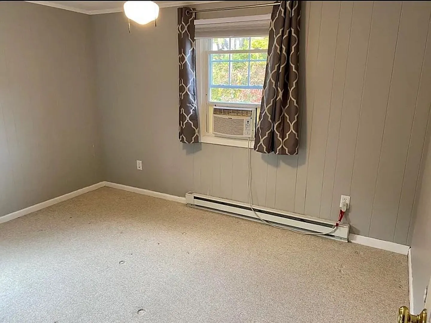 Special Deal, approved candidates get second months' rent half off! Close to Shipyard and downtow... — Photo 2