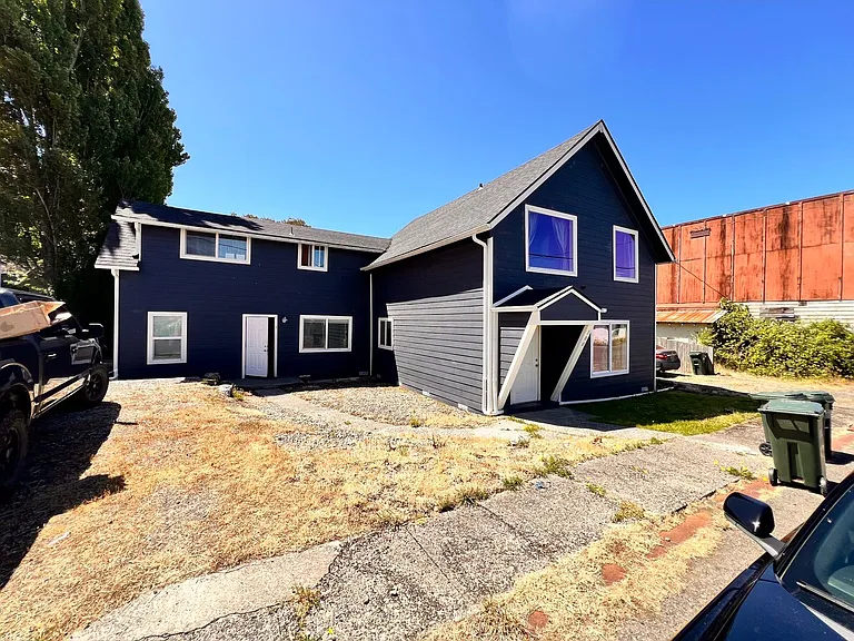 100 Commercial Ave — Photo 1