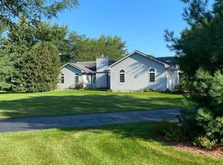 1716 W Hunters Ln, Spring Grove, IL 60081